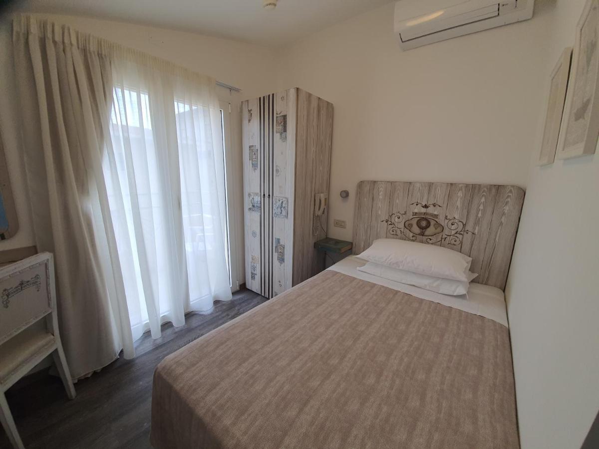 Hotel Esedra 3*